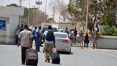 Varios países evacuan a sus ciudadanos en Libia por la intensificación de la violencia Varios países evacuan a sus ciudadanos en Libia por la intensificación de la violencia
