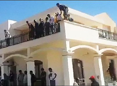عناصر من قوات فجر ليبيا تدخل مقر السفارة الأمريكية في طرابلس   euronews, العالم
