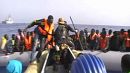 Итальянские моряки спасают мигрантов