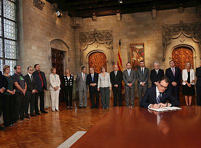 Thumbnail for Catalan President Artur Mas signs decree authorising independence referendum