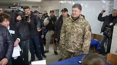 Poroshenko meets troops as voting continues across Ukraine Poroshenko meets troops as voting continues across Ukraine