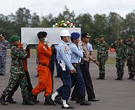 Indonesia confirma el hallazgo de la cola del avión de AirAsia que se espera contenga las cajas negras