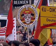 Dresda, in migliaia alla manifestazione anti-islam di Pegida Dresda, in migliaia alla manifestazione anti-islam di Pegida