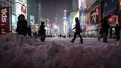 New York sotto la neve. Ma la Grande Bufera non c‘è stata New York sotto la neve. Ma la Grande Bufera non c‘è stata