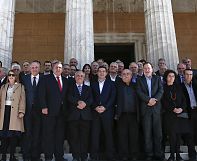 La Comisión Europea urge a Grecia a no desviarse de los acuerdos con la troika La Comisión Europea urge a Grecia a no desviarse de los acuerdos con la troika