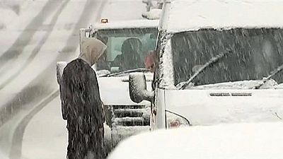 Snow in UK causes airport closure and other disruptions Snow in UK causes airport closure and other disruptions