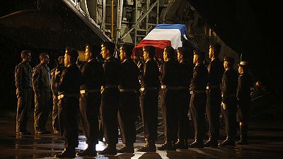 Repatriados os corpos dos franceses vítimas do desastre do F16 grego Repatriados os corpos dos franceses vítimas do desastre do F16 grego