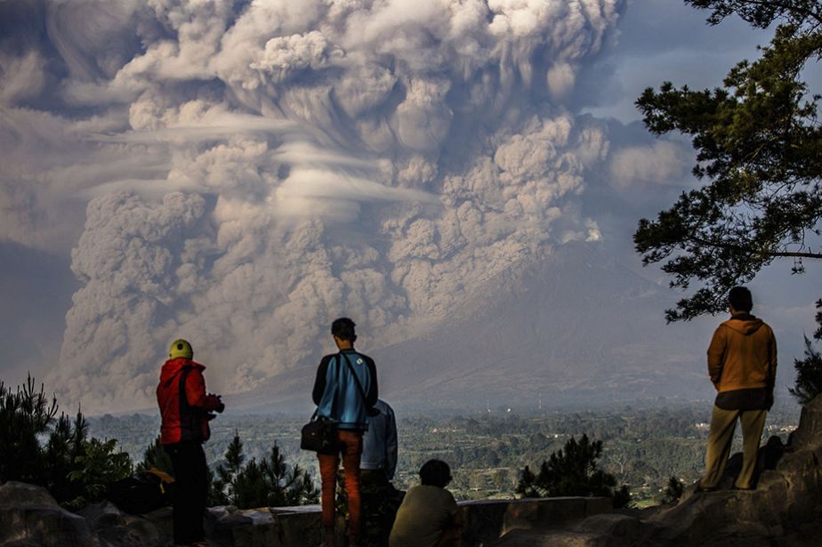 Indonésia: Monte Sinabung vulcão entra em erupção