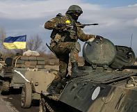 Both sides pull back heavy weapons in eastern Ukraine but mistrust remains Both sides pull back heavy weapons in eastern Ukraine but mistrust remains