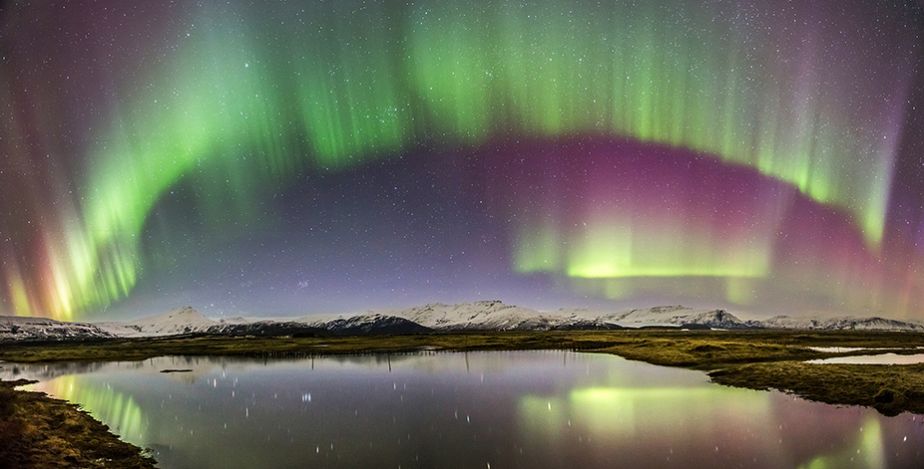 Aurore boréale étonnante dans le ciel islandais