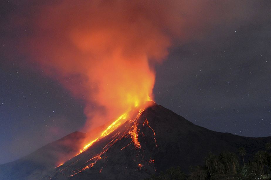 Indonésie : le volcan Karangetang en éruption