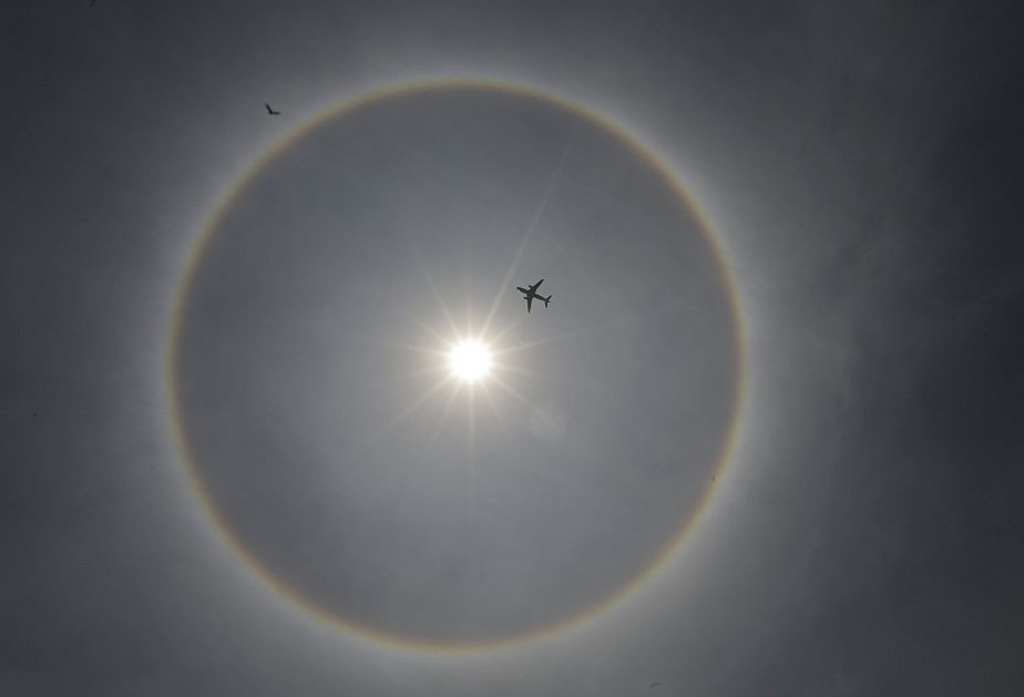 Un halo solaire dans le ciel de Mexico