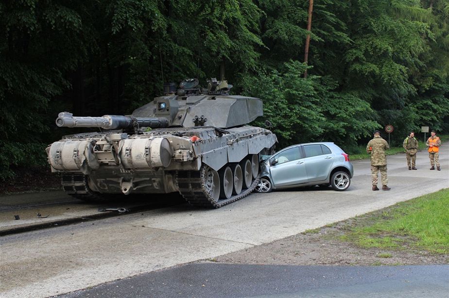 Allemagne : sa voiture est écrasée par un char, elle s'en sort indemne