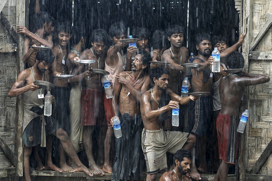 Les pluies de la mousson permettent aux migrants d'étancher leur soif désespérée