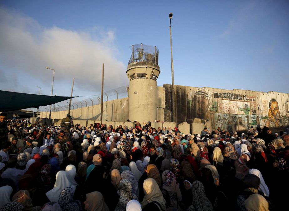 Des Palestiniennes au point de contrôle de Kalandia