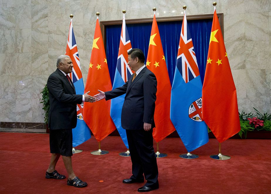 Le Premier ministre des Iles Fidji en tenue traditionnelle à Pékin