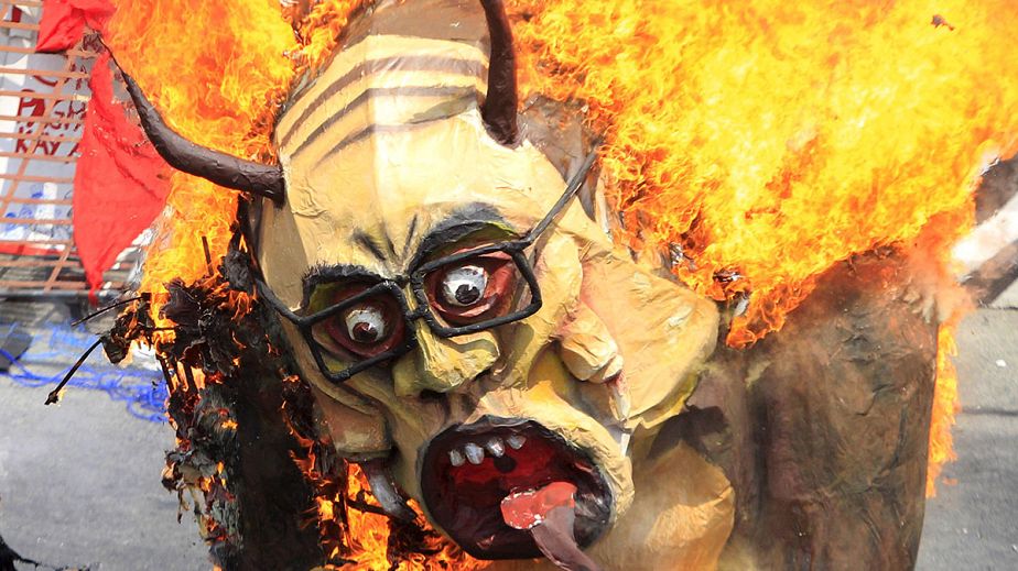 Philippines : l'effigie du président philippin en flammes
