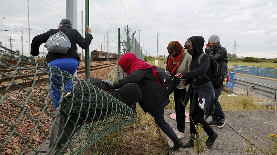 Tunnel sous la Manche : les migrants de Calais tentent leur chance