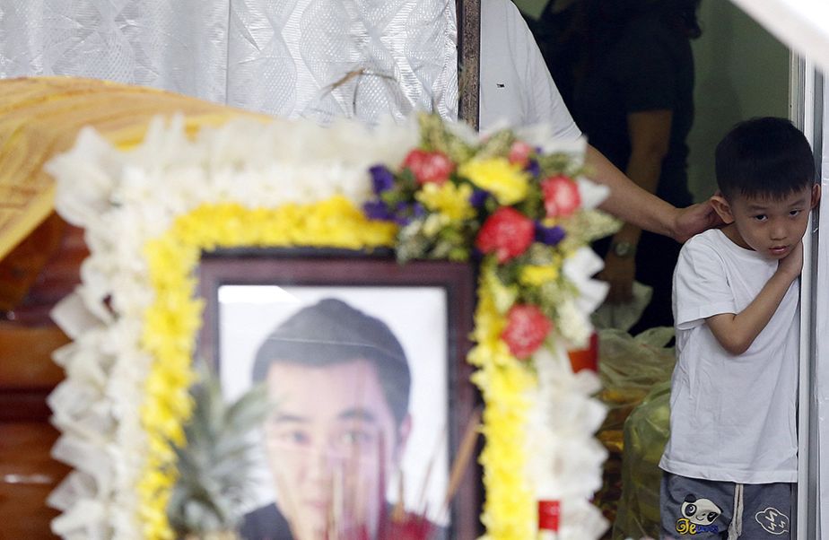 Attentat de Bangkok : derniers adieux d'un fils à son père