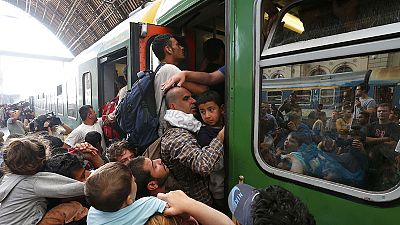 La policía húngara detiene el primer tren de refugiados que partió de la estación Keleti