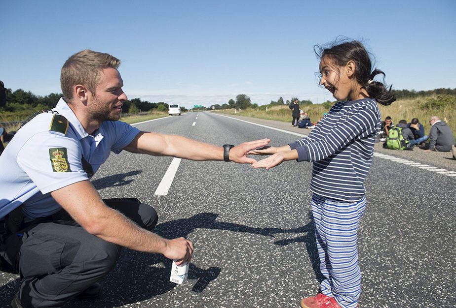Quand un policier danois joue avec une petite réfugié