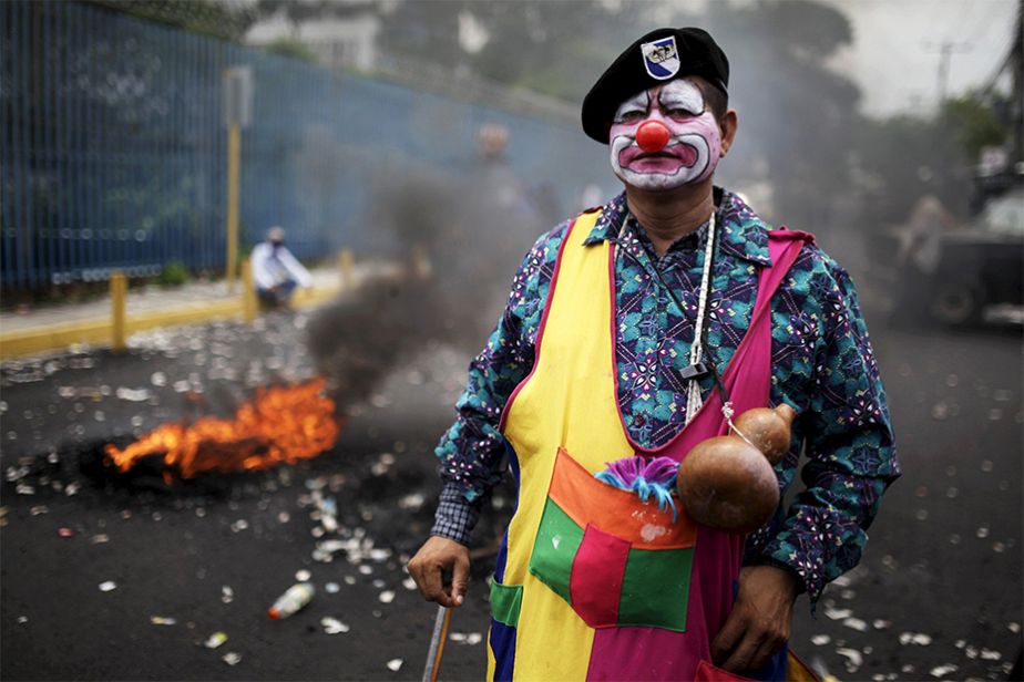Un vétéran grimé en clown défend les droits au Salvador