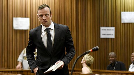 Pistorius obtiene la libertad bajo fianza hasta que se dicte su pena en abril por asesinar a su novia