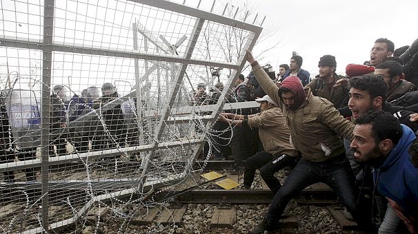 Des migrants repoussés par des gaz lacrymogènes à la frontière gréco-macédonienne