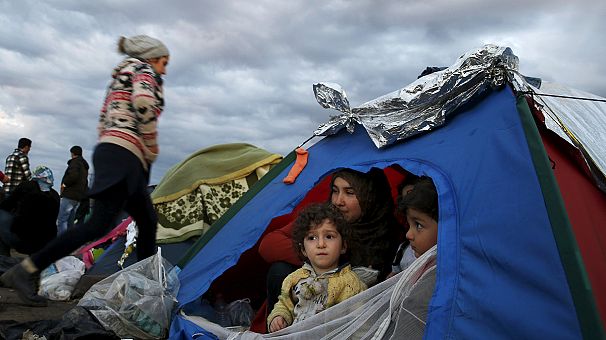 Thousands of refugees see border effectively closed