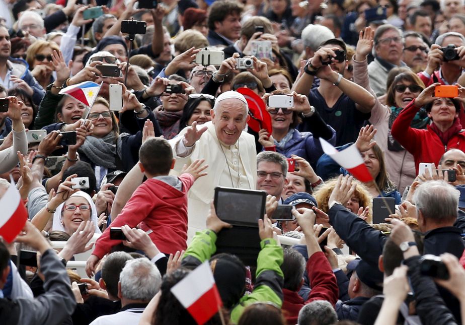 Le pape tend la main aux fidèles