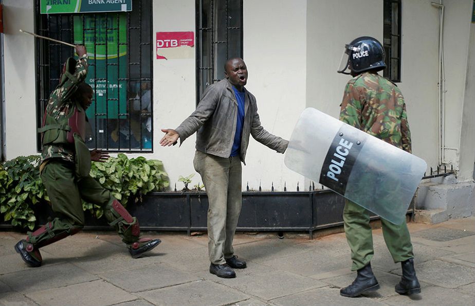 Kenya : un manifestant réprimé à coup de bâton