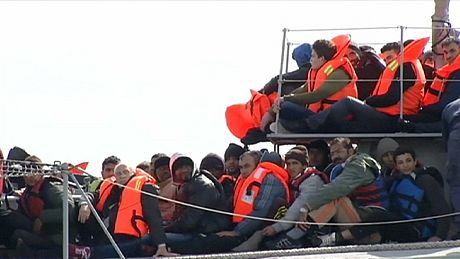 Grupo de migrantes resgatados no mar entre a Grécia e Itália