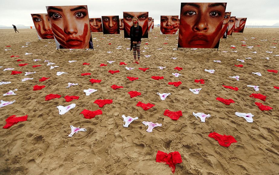 Brésil : la plage de Copacabana couverte de sous-vêtements pour une manifestation contre le viol