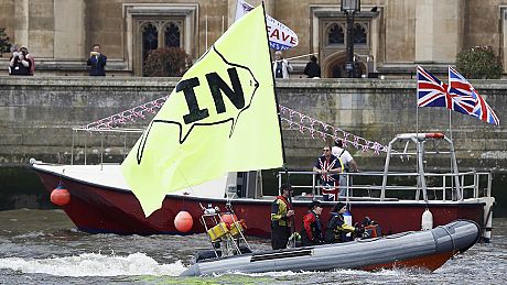 Defensores do Brexit descem Tamisa em barcos de pesca