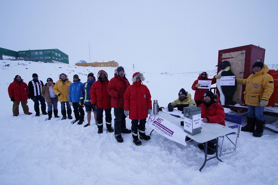 Isoloir congelé en Antartique