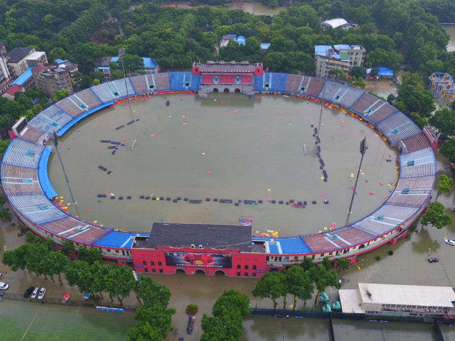 Un stade sous les eaux à Wuhan en Chine
