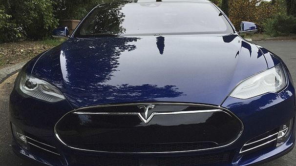Tesla под давлением властей США из-за автопилота
