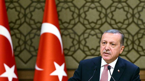 Erdogan acusa a Occidente de apoyar el terrorismo y el intento golpista en un discurso televisado