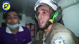 Rescatador solloza mientras saca a un bebé con vida de los escombros en Idlib Rescatador solloza mientras saca a un bebé con vida de los escombros en Idlib