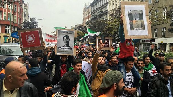 Κινητοποιήσεις σε δεκάδες πόλεις κατά των βομβαρδισμών στο Χαλέπι