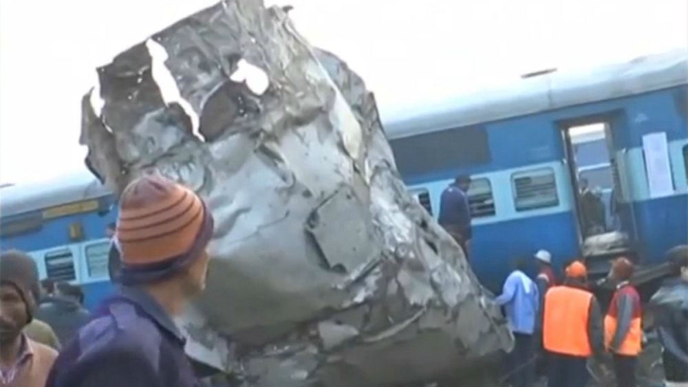 تصادف قطار در شمال هند جان دستکم ۶۰ نفر را گرفت تصادف قطار در شمال هند جان دستکم ۶۰ نفر را گرفت