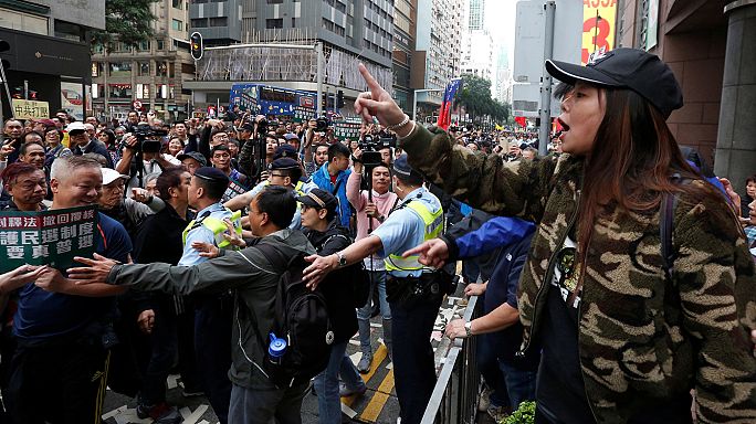 Manifestation à Hong Kong pour soutenir des députés pro-démocratie menacés d'exclusion