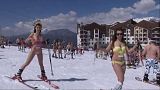 По снежному склону в купальниках!