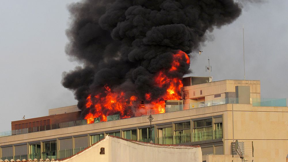 [شاهد] حريق هائل يشب في سطح فندق وسط مدريد   Euronews