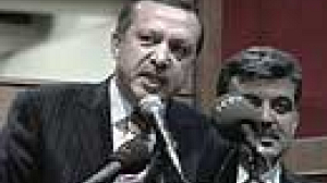 Le Premier ministre turc accueilli en héros à Istanbul.