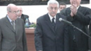 Mahmoud Abbas prête serment et rentre en fonction officiellement