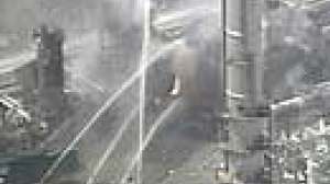 Une explosion meurtrière dans une raffinerie américaine fait grimper les cours du brut jeudi