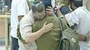 Gaza settlers and soldiers pray together