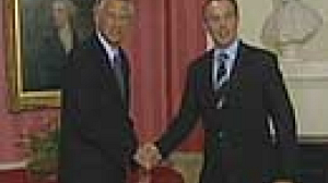 Blair retrouve Chirac à Paris sur fond de crise européenne