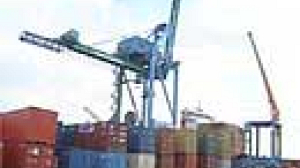 French dockers resume work in Marseille